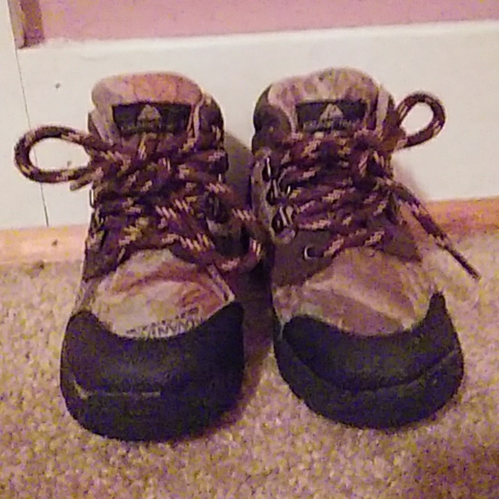 Toddler camo boots